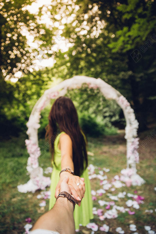 手势浪漫女孩牵着男生的手向前走结婚爱情情侣背景图片