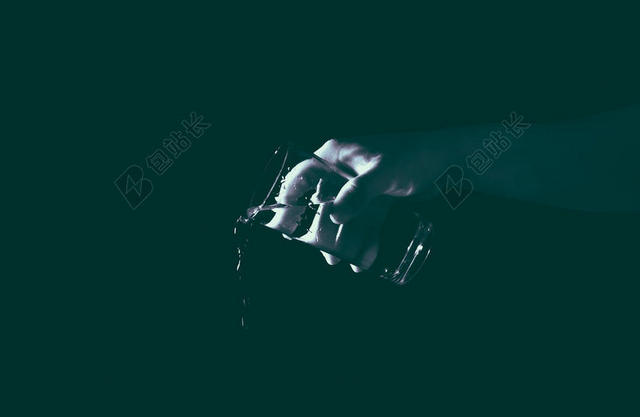 黑色摄影唯美拿杯子倒水宣传背景图片