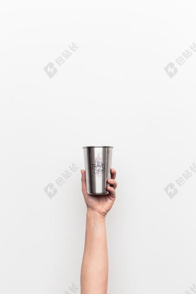 手里的银色金属杯子背景图片