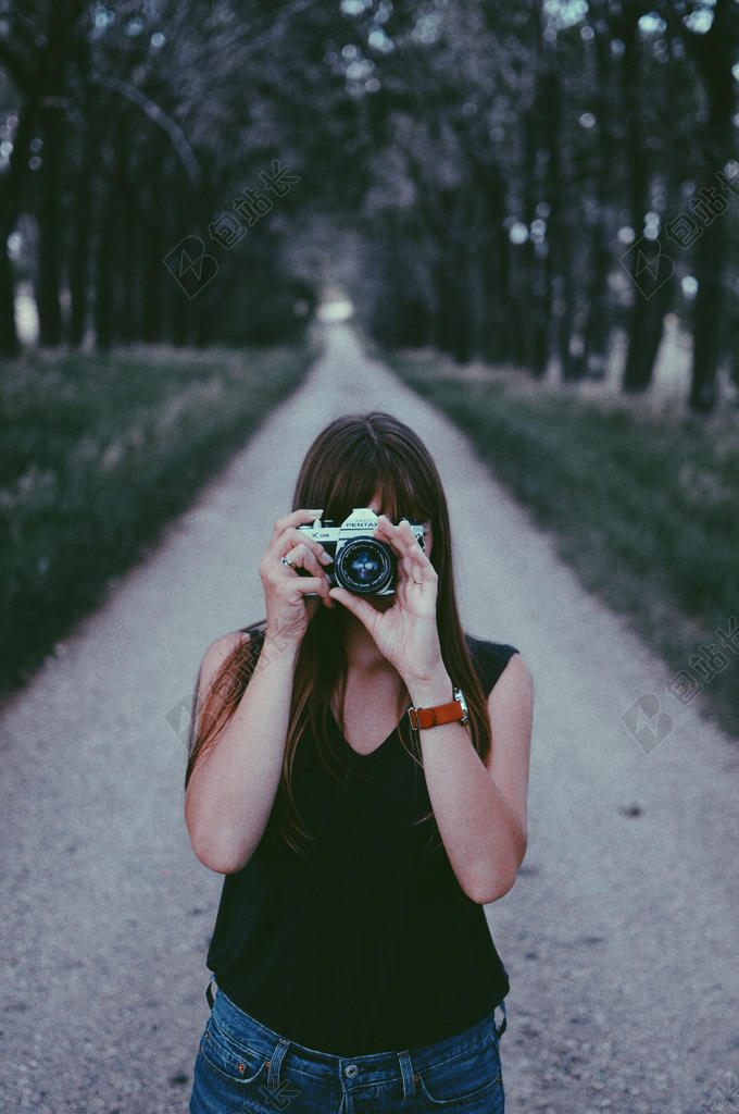 黑白女人手握相机照相拍摄背景图片