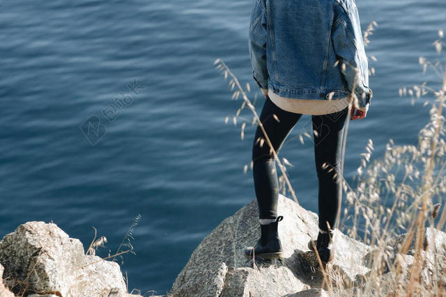 蓝色旅游自然女人站在湖面前城市背景图片