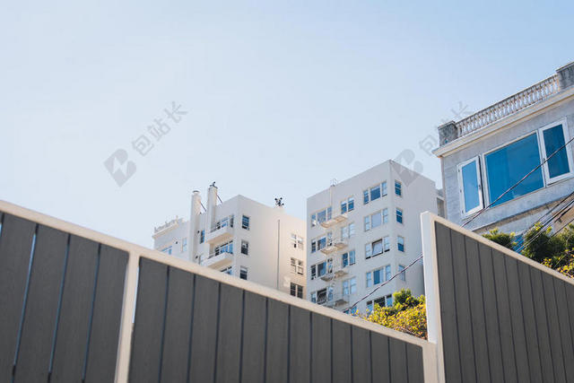 白色广告清新唯美建筑楼群背景图片