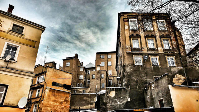 建筑 大厦 建筑物 建设 墙 围墙 表面 隔阂 背景 房子 房间 住宅 老人 智者 老者 云 云朵 天空