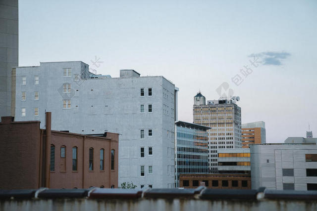 白色城市建筑远景景观房背景图片