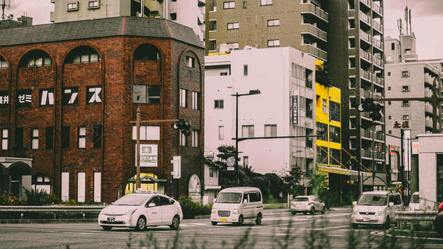 旅游唯美街上小汽车城市背景图片