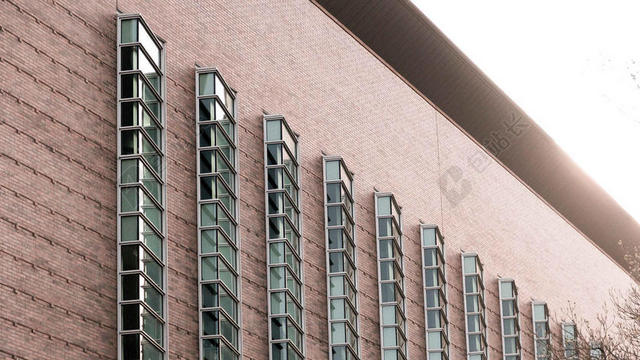 粉灰建筑创意外墙外的窗户建筑墙面设计背景图片
