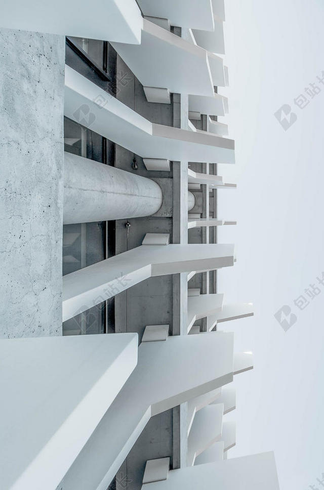 银白建筑现代房子的侧面照建筑设计背景图片