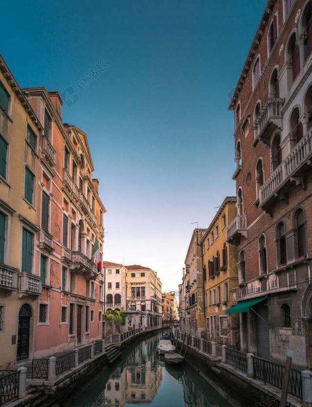 建筑欧式阳光下的河边的房子建筑设计旅游观光背景图片
