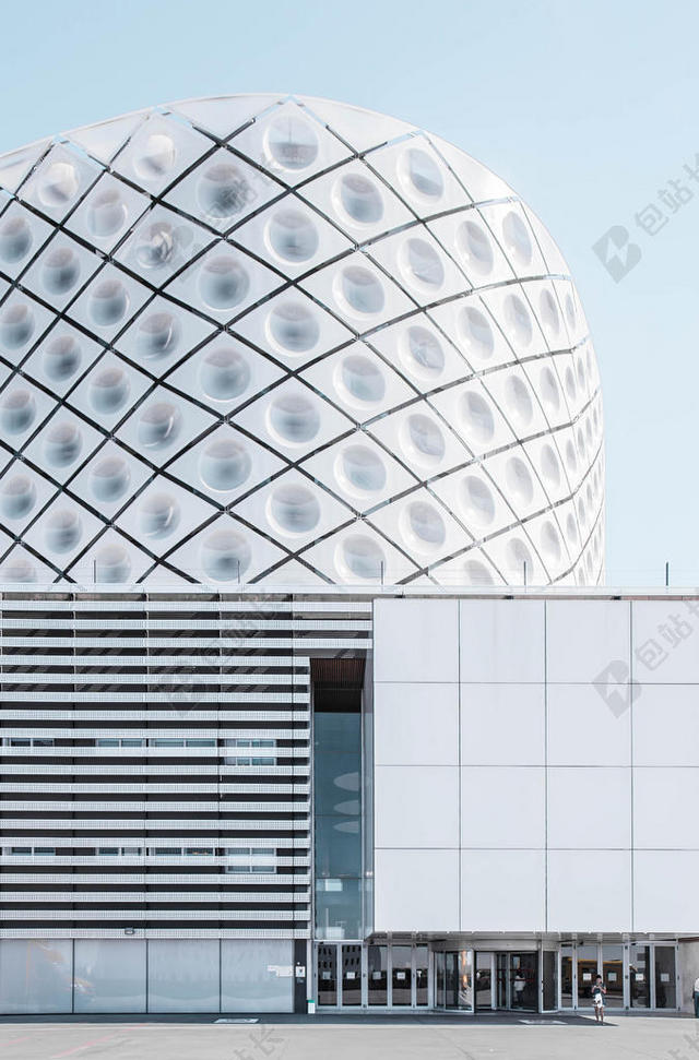 白色建筑简约办公大楼建造设计现代建筑物背景图片