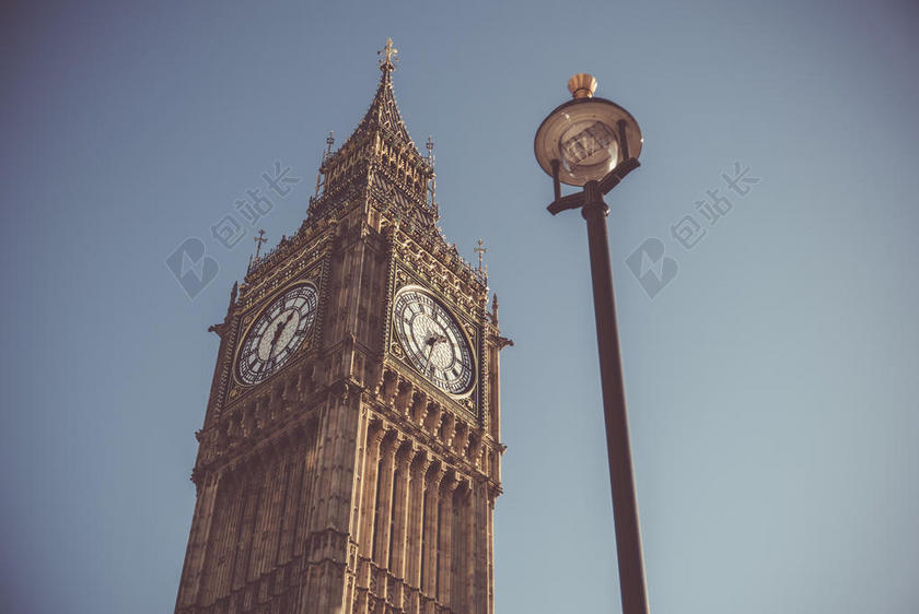 古老的英国大本钟和路灯背景图片