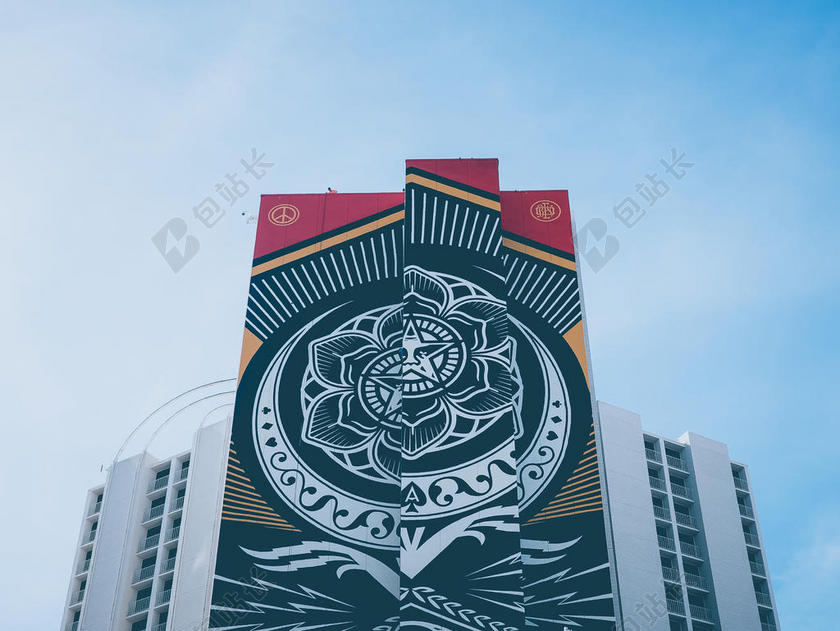 彩色建筑创意蓝天下彩色花图案的大楼墙面建筑设计背景图片