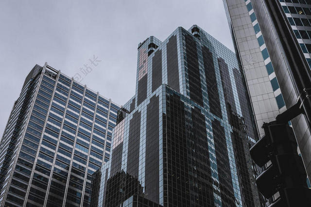 黑色建筑现代高楼的黑色玻璃外墙背景图片