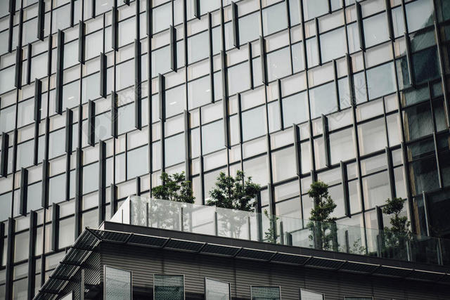 灰色建筑现代整个玻璃墙面建筑设计背景图片