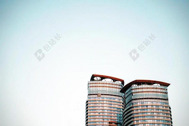 蓝色建筑现代蓝天下的玻璃外墙高楼建筑设计背景图片