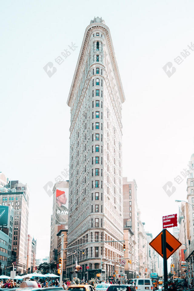 白色建筑繁华高楼大厦城市背景图片