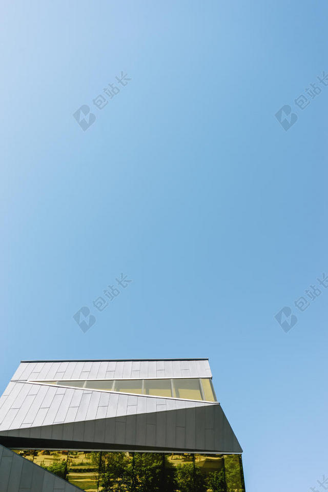 白蓝建筑简约蓝天下的大楼一角建筑设计美学背景图片