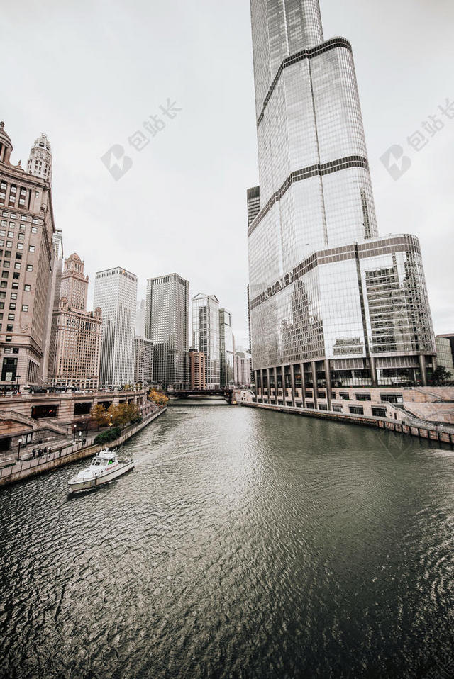 灰色旅游唯美高楼大厦河道城市背景图片