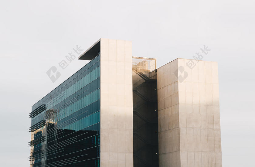 白蓝建筑现代蓝天下的玻璃墙面侧面照建筑设计背景图片