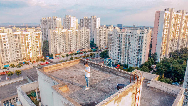 白色建筑现代高楼大厦顶部的男生住宅建筑设计背景图片