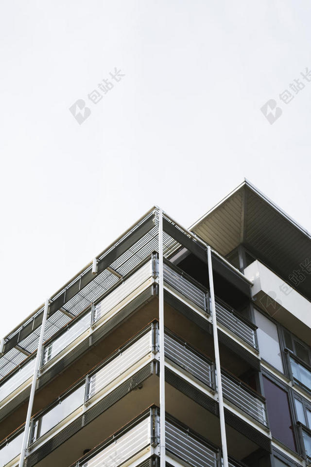 灰色建筑简约蓝天下的住宅区阳台一角建筑设计背景图片