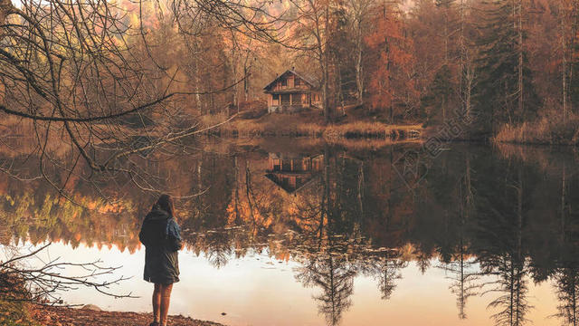 棕色人物神秘山野湖边的女孩和木方子旅游景点人物摄影背景图片