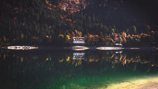 彩色自然山脚下湖边的房子背景图片