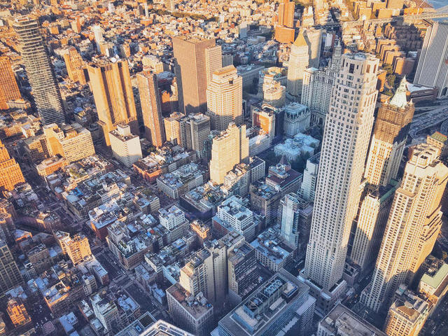 城市现代清晨的都市大楼和阳光背景图片