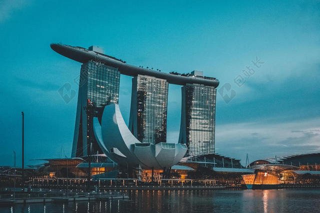 建筑创意摩登蓝天下的创意建筑打大楼景点建筑设计美学背景图片