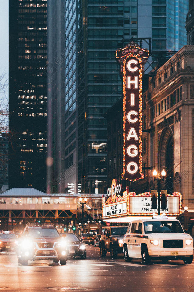 彩色街景淡化霓虹闪烁的大楼大街行人汽车等城市夜景背景图片
