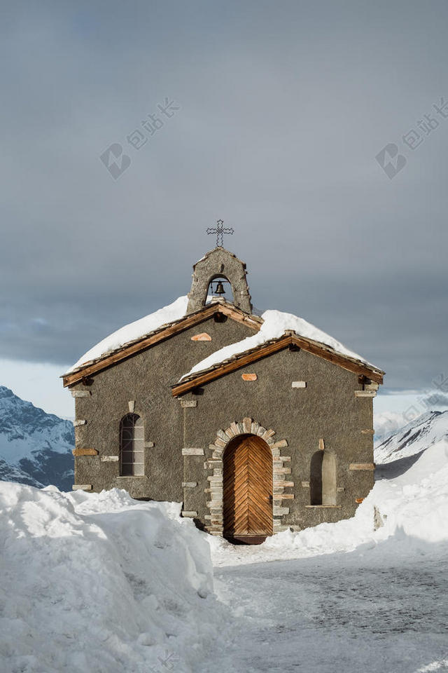 建筑雪中的石头房子背景图片