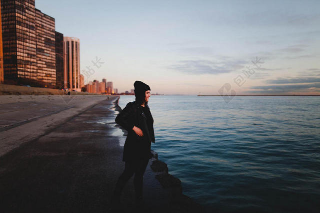 现代建筑海景观赏风景女背景图片