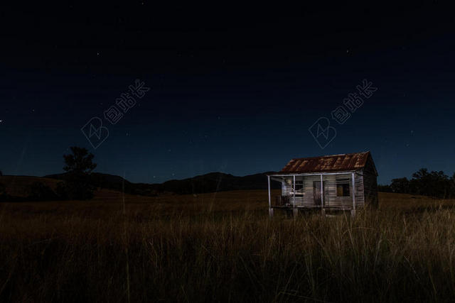 夜晚田园风景自然景观草地建筑背景图片