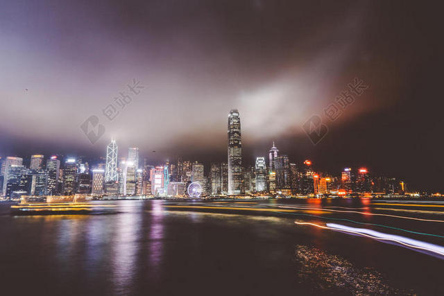 建筑炫彩夜幕下湖边的霓虹都市城市夜景背景图片