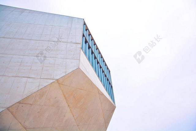 蓝白建筑创意突出的几何墙面大楼建筑设计背景图片