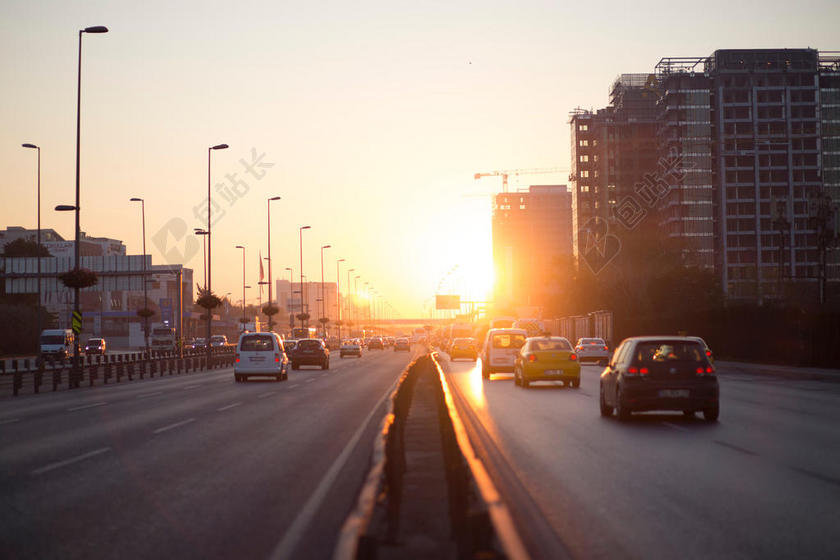 街景热闹阳光下的交通公路大楼建筑城市景观背景图片