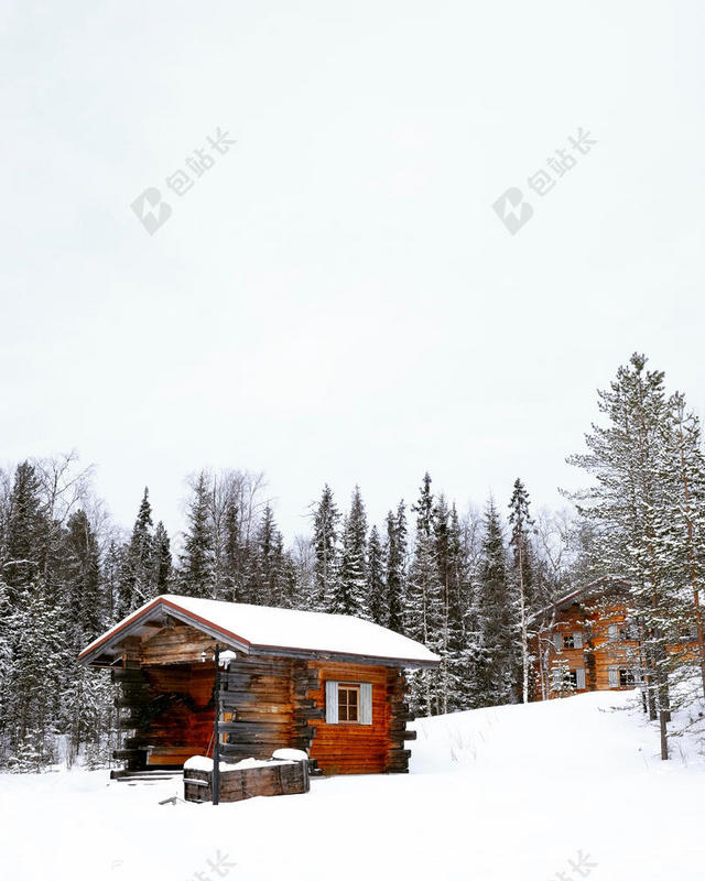 白色旅游自然房子在雪山城市背景图片