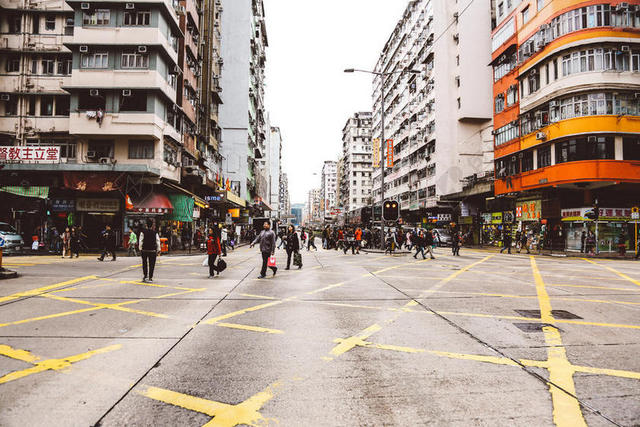 香港街头的市民背景图片