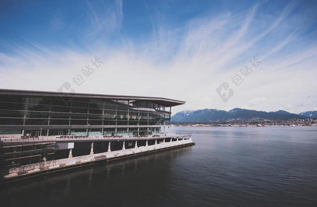 蓝白建筑气派蓝天下的建筑物景点建筑设计观光背景图片