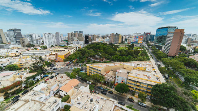 城市城市中的高楼和平房背景图片