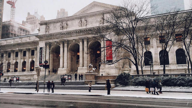 白色建筑唯美北欧树林枝干下雪季节背景图片