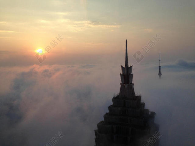 建筑现代云霄之上的大厦建筑设计摄影背景图片