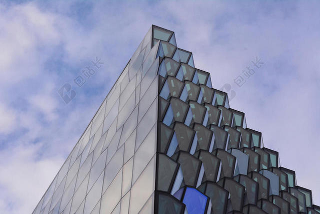 蓝白建筑创意蓝天下的棱形几何墙面高楼建筑设计背景图片
