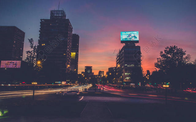 夜晚繁忙的马路背景图片