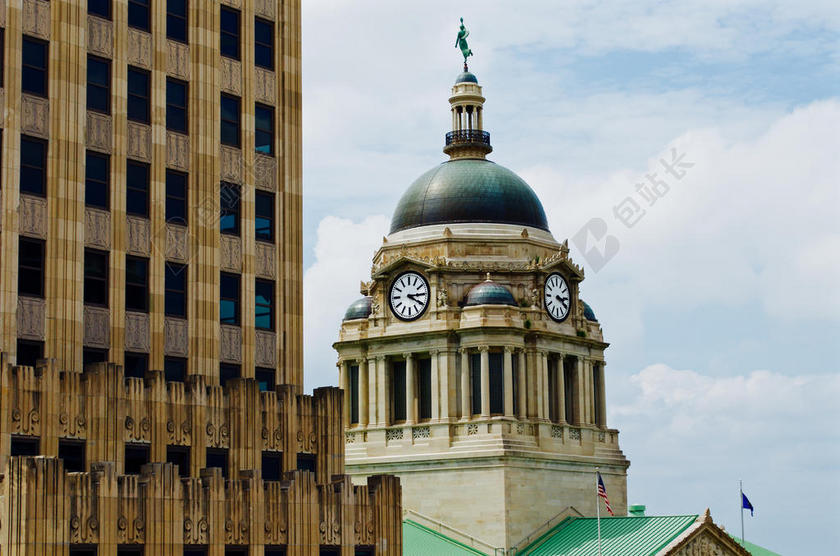 古老的钟楼背景图片