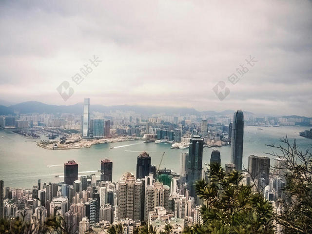 建筑繁华湖连边的建筑高楼城市景观背景图片