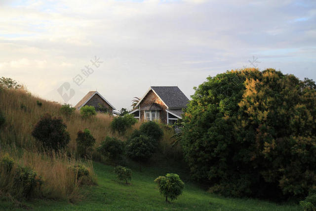 建筑清新山野外的房子旅游山野背景图片