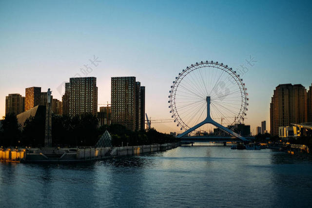 蓝色旅游唯美摩天轮高楼城市背景图片