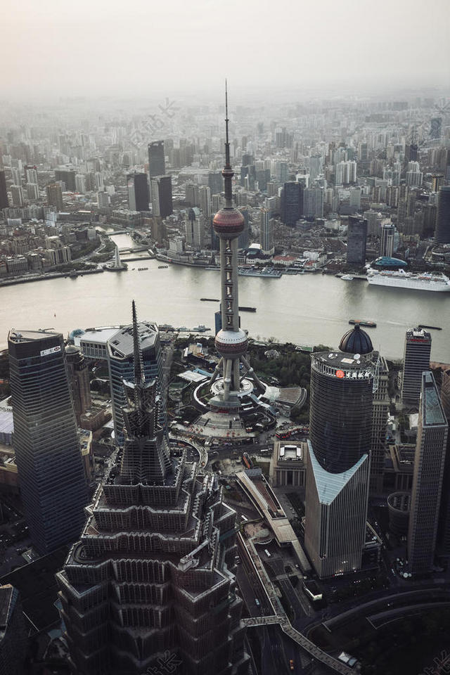 高耸的电视台背景图片