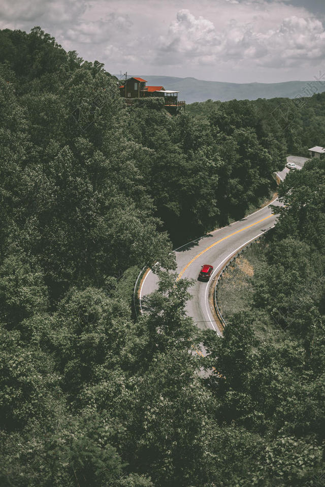 绿色旅游自然公路丛林郊区背景图片