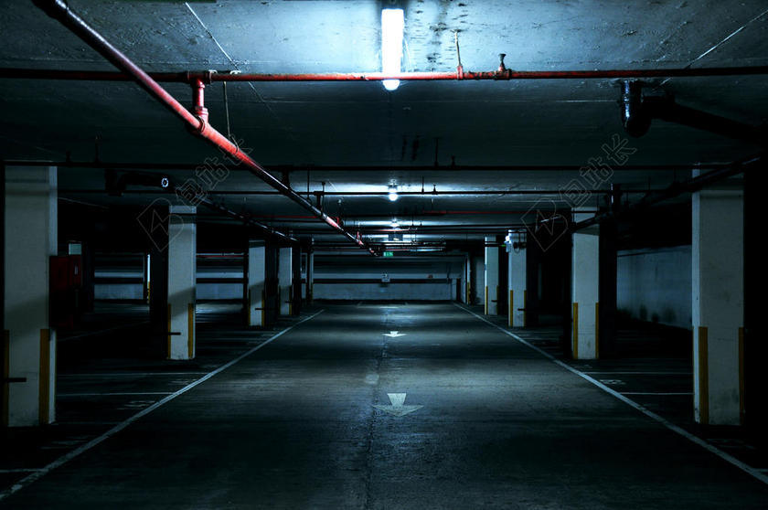 无人昏暗的地下车库背景图片